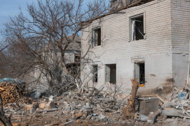 Özel bir evde roket patlamasının sonuçları. Ukrayna 'da savaş. Dnipro şehrinde özel bir evin kalıntıları. Rus ordusu tarafından barış dolu Ukrayna şehirlerinin bombalanmasının sonuçları..