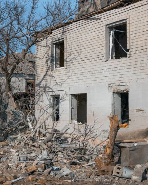 Özel bir evde roket patlamasının sonuçları. Ukrayna 'da savaş. Dnipro şehrinde özel bir evin kalıntıları. Rus ordusu tarafından barış dolu Ukrayna şehirlerinin bombalanmasının sonuçları..