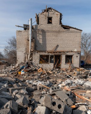 Özel bir evde roket patlamasının sonuçları. Ukrayna 'da savaş. Dnipro şehrinde özel bir evin kalıntıları. Rus ordusu tarafından barış dolu Ukrayna şehirlerinin bombalanmasının sonuçları..
