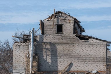 Özel bir evde roket patlamasının sonuçları. Ukrayna 'da savaş. Dnipro şehrinde özel bir evin kalıntıları. Rus ordusu tarafından barış dolu Ukrayna şehirlerinin bombalanmasının sonuçları..