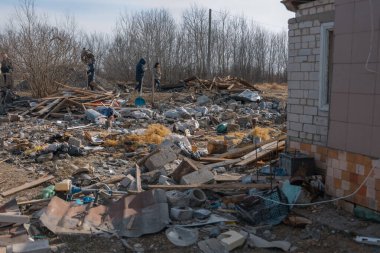 Özel bir evde roket patlamasının sonuçları. Ukrayna 'da savaş. Dnipro şehrinde özel bir evin kalıntıları. Rus ordusu tarafından barış dolu Ukrayna şehirlerinin bombalanmasının sonuçları..