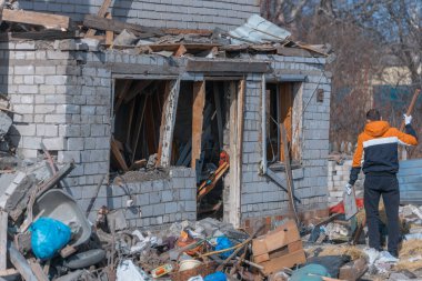 Özel bir evde roket patlamasının sonuçları. Ukrayna 'da savaş. Dnipro şehrinde özel bir evin kalıntıları. Rus ordusu tarafından barış dolu Ukrayna şehirlerinin bombalanmasının sonuçları..