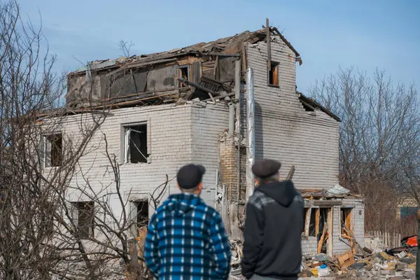 Konsekwencje Eksplozji Rakiety Prywatnym Domu Wojna Ukrainie Pozostałości Prywatnego Domu Zdjęcia Stockowe bez tantiem