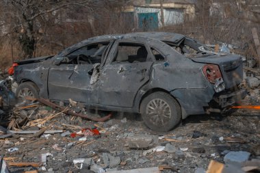 Özel bir yerleşim bölgesine yapılan füze saldırısından sonra hasar görmüş bir araba. Ukrayna 'da savaş, Dnipro şehri. Lanet araba. Savaş konsepti. Kırık pencereler.