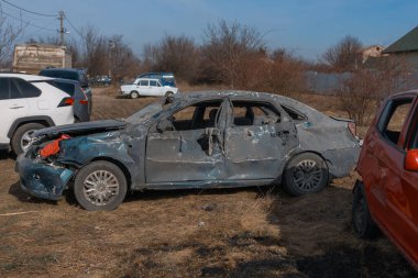 Özel bir yerleşim bölgesine yapılan füze saldırısından sonra hasar görmüş bir araba. Ukrayna 'da savaş, Dnipro şehri. Lanet araba. Savaş konsepti. Kırık pencereler.