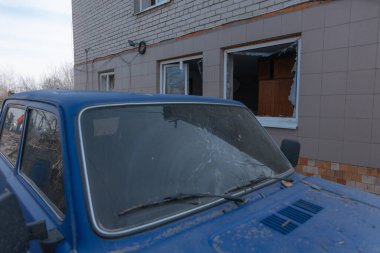 Özel bir yerleşim bölgesine yapılan füze saldırısından sonra hasar görmüş bir araba. Ukrayna 'da savaş, Dnipro şehri. Lanet araba. Savaş konsepti. Kırık pencereler.