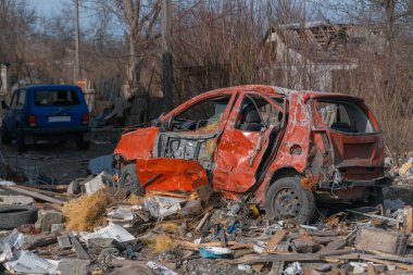Özel bir yerleşim bölgesine yapılan füze saldırısından sonra hasar görmüş bir araba. Ukrayna 'da savaş, Dnipro şehri. Lanet araba. Savaş konsepti. Kırık pencereler.