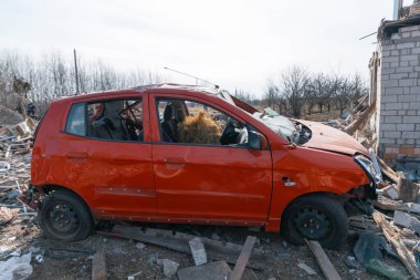 Özel bir yerleşim bölgesine yapılan füze saldırısından sonra hasar görmüş bir araba. Ukrayna 'da savaş, Dnipro şehri. Lanet araba. Savaş konsepti. Kırık pencereler.