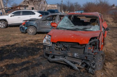 Özel bir yerleşim bölgesine yapılan füze saldırısından sonra hasar görmüş bir araba. Ukrayna 'da savaş, Dnipro şehri. Lanet araba. Savaş konsepti. Kırık pencereler.