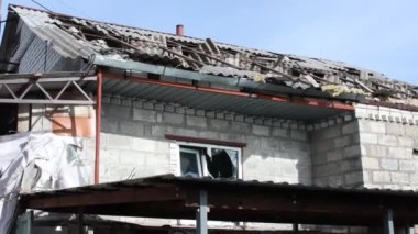 Özel bir evde roket patlamasının sonuçları. Ukrayna 'da savaş. Dnepr şehrindeki özel evlerin kalıntıları. Dünyanın Ukrayna şehirlerinin bombalanmasının sonuçları