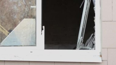 Özel bir evde roket patlamasının sonuçları. Ukrayna 'da savaş. Dnepr şehrindeki özel evlerin kalıntıları. Dünyanın Ukrayna şehirlerinin bombalanmasının sonuçları