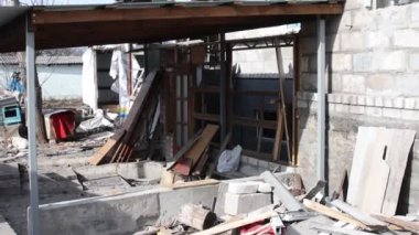 Özel bir evde roket patlamasının sonuçları. Ukrayna 'da savaş. Dnepr şehrindeki özel evlerin kalıntıları. Dünyanın Ukrayna şehirlerinin bombalanmasının sonuçları