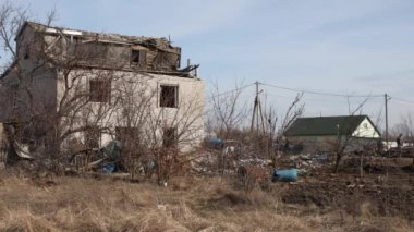 Özel bir evde roket patlamasının sonuçları. Ukrayna 'da savaş. Dnepr şehrindeki özel evlerin kalıntıları. Dünyanın Ukrayna şehirlerinin bombalanmasının sonuçları