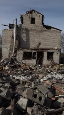 Özel bir evde roket patlamasının sonuçları. Ukrayna 'da savaş. Dnepr şehrindeki özel evlerin kalıntıları. Dünyanın Ukrayna şehirlerinin bombalanmasının sonuçları