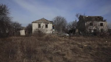 Özel bir evde roket patlamasının sonuçları. Ukrayna 'da savaş. Dnepr şehrindeki özel evlerin kalıntıları. Dünyanın Ukrayna şehirlerinin bombalanmasının sonuçları