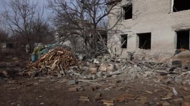 Özel bir evde roket patlamasının sonuçları. Ukrayna 'da savaş. Dnepr şehrindeki özel evlerin kalıntıları. Dünyanın Ukrayna şehirlerinin bombalanmasının sonuçları