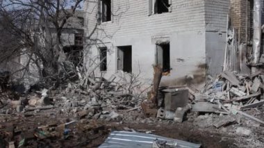 Özel bir evde roket patlamasının sonuçları. Ukrayna 'da savaş. Dnepr şehrindeki özel evlerin kalıntıları. Dünyanın Ukrayna şehirlerinin bombalanmasının sonuçları