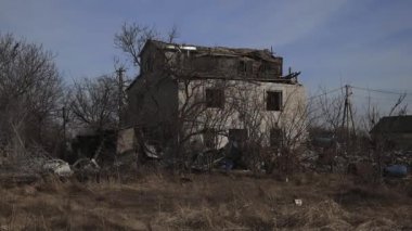 Özel bir evde roket patlamasının sonuçları. Ukrayna 'da savaş. Dnepr şehrindeki özel evlerin kalıntıları. Dünyanın Ukrayna şehirlerinin bombalanmasının sonuçları