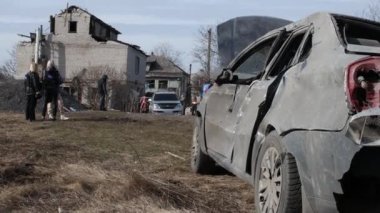 Özel bir yerleşim bölgesine yapılan füze saldırısından sonra hasar görmüş bir araba. Ukrayna 'da savaş, Dnipro şehri. Lanet araba. Savaş konsepti. Kırık pencereler.