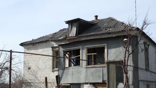Consequências Uma Explosão Foguetes Numa Casa Privada Guerra Ucrânia Restos — Vídeo de Stock