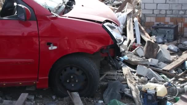Ένα Κατεστραμμένο Αυτοκίνητο Μετά Από Πυραυλική Επίθεση Μια Ιδιωτική Κατοικημένη — Αρχείο Βίντεο