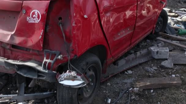 Uszkodzony Samochód Ataku Rakietowym Prywatny Teren Mieszkalny Wojna Ukrainie Miasto — Wideo stockowe