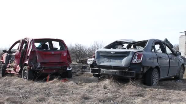 民間住宅地へのミサイル攻撃の後に損傷した車 ウクライナの戦争 ドニプロの都市 クソったれの車 戦争コンセプト 壊れたウィンドウ — ストック動画