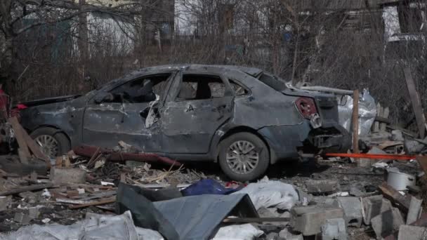 Egy Sérült Autó Egy Rakétatámadás Után Egy Magánterületen Háború Ukrajnában — Stock videók