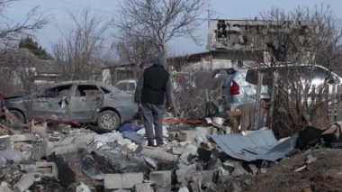 Özel bir yerleşim bölgesine yapılan füze saldırısından sonra hasar görmüş bir araba. Ukrayna 'da savaş, Dnipro şehri. Lanet araba. Savaş konsepti. Kırık pencereler.
