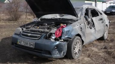 Özel bir yerleşim bölgesine yapılan füze saldırısından sonra hasar görmüş bir araba. Ukrayna 'da savaş, Dnipro şehri. Lanet araba. Savaş konsepti. Kırık pencereler.