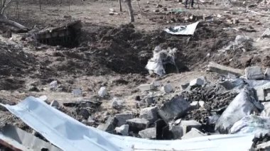 Sivillerin bombalanması. Patlama krateri ve roket enkazı sonra. Ukrayna 'da savaş. Özel bir ev. Askeri saldırı..