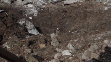 Sivillerin bombalanması. Patlama krateri ve roket enkazı sonra. Ukrayna 'da savaş. Özel bir ev. Askeri saldırı..