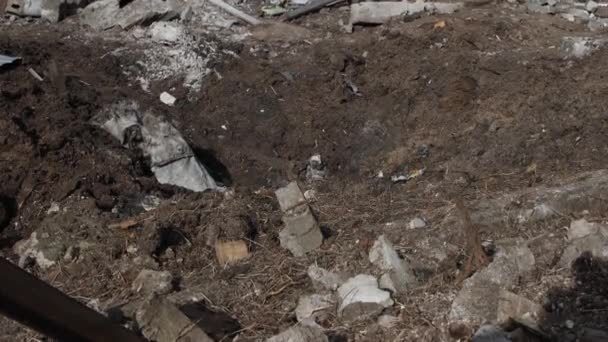 Concha Civiles Cráter Explosión Restos Cohetes Después Guerra Ucrania Una — Vídeo de stock