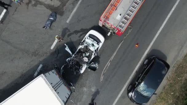 卡车和汽车在高速公路上相撞 很严重的意外路上的交通事故 从上面看道路上的交通堵塞 — 图库视频影像