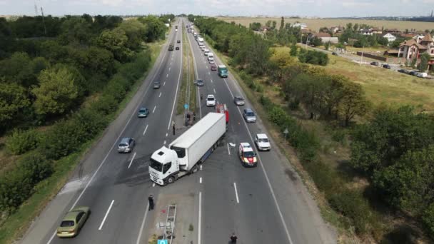 Der Lastwagen Und Das Auto Stießen Auf Der Autobahn Zusammen — Stockvideo
