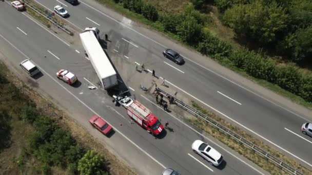 トラックと車は高速道路で衝突した 強い事故だった 道路上の交通事故 上からの眺め 道路上の交通渋滞 — ストック動画