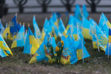 Ukrayna 'nın Dnepr şehrinde düşen defans ve savunmacıların onuruna Onur Yürüyüşü. - Savaş. Ukrayna bayrağı.
