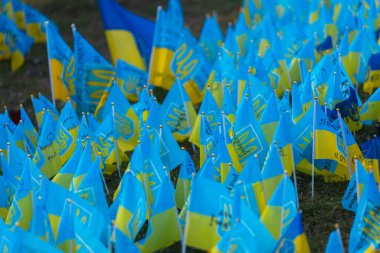 Ukrayna 'nın Dnepr şehrinde düşen defans ve savunmacıların onuruna Onur Yürüyüşü. - Savaş. Ukrayna bayrağı.