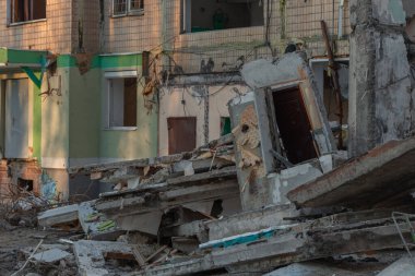 Roket tarafından yok edilen binanın parçalarını sökmeye başladılar. - Ev. Füze çok katlı bir binaya isabet etti. Şehre yapılan saldırının sonuçları. Savaş yaraları. Ağır saldırı..