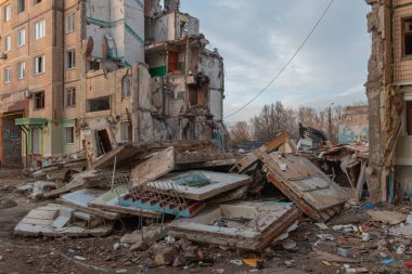 Roket tarafından yok edilen binanın parçalarını sökmeye başladılar. - Ev. Füze çok katlı bir binaya isabet etti. Şehre yapılan saldırının sonuçları. Savaş yaraları. Ağır saldırı..