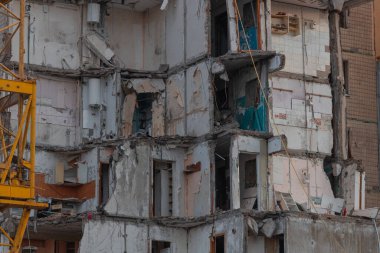 Roket tarafından yok edilen binanın parçalarını sökmeye başladılar. - Ev. Füze çok katlı bir binaya isabet etti. Şehre yapılan saldırının sonuçları. Savaş yaraları. Ağır saldırı..