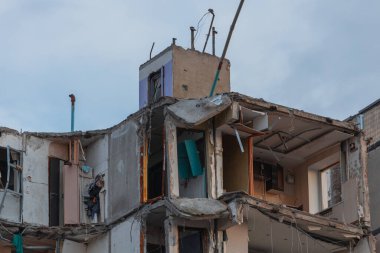 Roket tarafından yok edilen binanın parçalarını sökmeye başladılar. - Ev. Füze çok katlı bir binaya isabet etti. Şehre yapılan saldırının sonuçları. Savaş yaraları. Ağır saldırı..