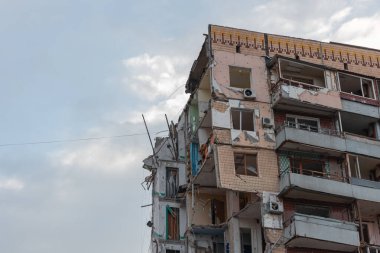 Roket tarafından yok edilen binanın parçalarını sökmeye başladılar. - Ev. Füze çok katlı bir binaya isabet etti. Şehre yapılan saldırının sonuçları. Savaş yaraları. Ağır saldırı..