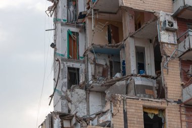 Roket tarafından yok edilen binanın parçalarını sökmeye başladılar. - Ev. Füze çok katlı bir binaya isabet etti. Şehre yapılan saldırının sonuçları. Savaş yaraları. Ağır saldırı..