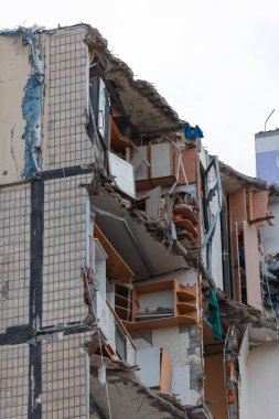 Roket tarafından yok edilen binanın parçalarını sökmeye başladılar. - Ev. Füze çok katlı bir binaya isabet etti. Şehre yapılan saldırının sonuçları. Savaş yaraları. Ağır saldırı..