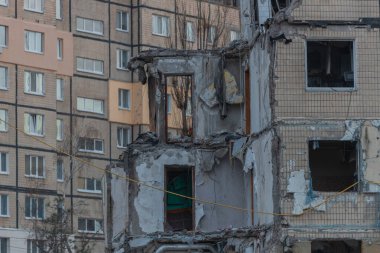 Roket tarafından yok edilen binanın parçalarını sökmeye başladılar. - Ev. Füze çok katlı bir binaya isabet etti. Şehre yapılan saldırının sonuçları. Savaş yaraları. Ağır saldırı..