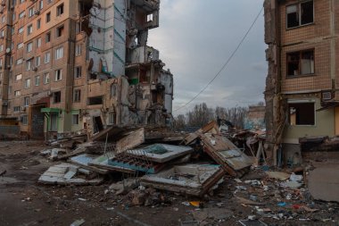 Roket tarafından yok edilen binanın parçalarını sökmeye başladılar. - Ev. Füze çok katlı bir binaya isabet etti. Şehre yapılan saldırının sonuçları. Savaş yaraları. Ağır saldırı..