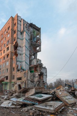 Roket tarafından yok edilen binanın parçalarını sökmeye başladılar. - Ev. Füze çok katlı bir binaya isabet etti. Şehre yapılan saldırının sonuçları. Savaş yaraları. Ağır saldırı..