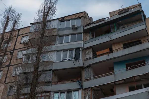 Roket tarafından yok edilen binanın parçalarını sökmeye başladılar. - Ev. Füze çok katlı bir binaya isabet etti. Şehre yapılan saldırının sonuçları. Savaş yaraları. Ağır saldırı..