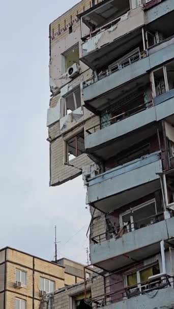 Zaczęli Demontaż Części Budynku Zniszczonych Przez Rakietę Domu Wieżowiec Uderzający — Wideo stockowe